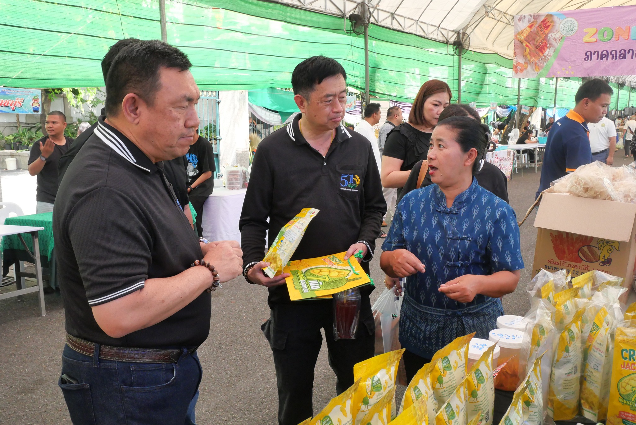 title - เลขาธิการ ส.ป.ก. เยี่ยมทักทายเกษตรกรและซื้อสินค้าในบรรยากาศวันสุดท้ายของการออกร้านขายสินค้า จากเขตปฏิรูปที่ดิน ส่งท้ายงานครบรอบ 51 ปี ส.ป.ก.